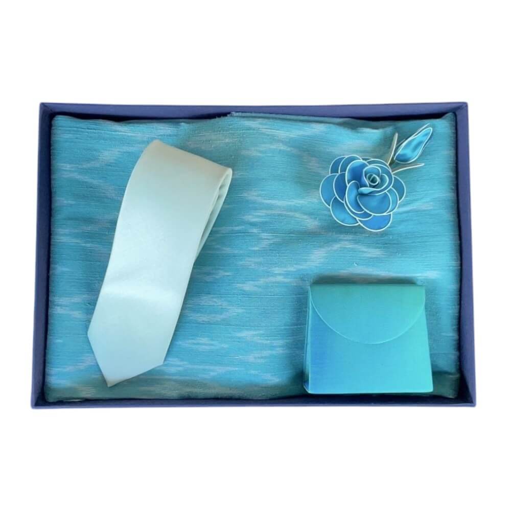 เซ็ตของขวัญผ้าไหมแท้ CHOBMAI SILK ผ้าไหมปักธงไชย ธีมสีฟ้า เซ็ต 4 ชิ้น (ผ้าคลุมไหล่ กระเป๋าสตางค์ เนกไท และเข็มกลัด)